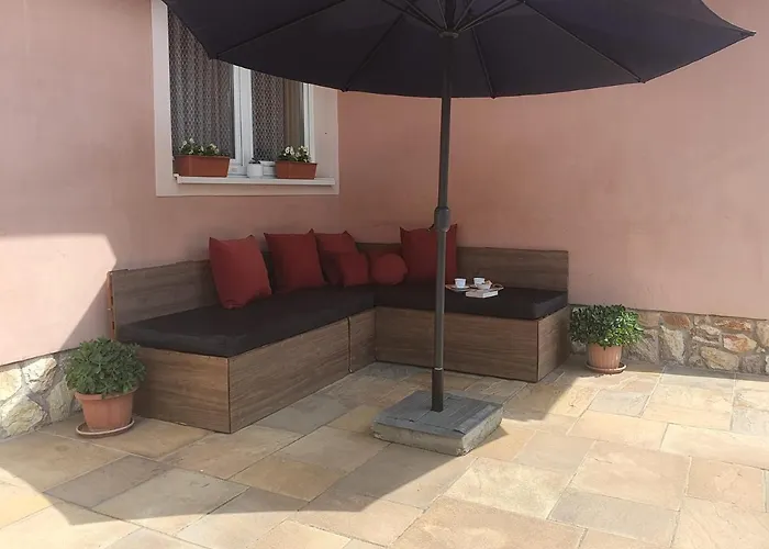 Karolyi Panzio 3* إغير